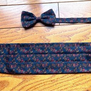 Elegant Salvatore Ferragamo 100% Silk Cummerbund and Bowtie Equestrian Pattern